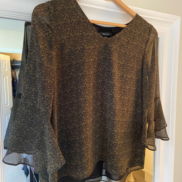 XXS RW&CO Olive Green per sleeve blouse with bell sleeve - Picture 2 of 6